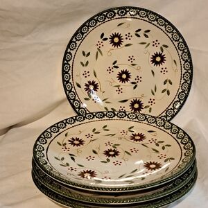 Temptations Seasonal Poinsettia Dinner Plates (4)